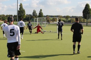 Keine Chance für Keeper Sebastian Schleich beim 1:0 von Frédéric Villeroux aus kurzer Distanz.